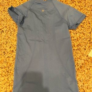 Lulu Blue Nile size 0 swiftly tech tee. EUC. Line dried.
